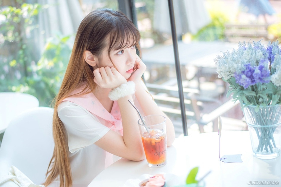 一个喜欢你的人，不会总让你做什么。而是会想着替你做点什么，取悦你才是种喜欢;一个在乎你的人，不会轻易惹你生气，而是害怕失去你，心怀恐惧才是种在乎。爱是付出，被爱是得到。你得到的多，那他是爱你的。你付出得多，那很可能只是单恋而已。不必一味讨好别人，不管走在何处，都不要迷失自己。